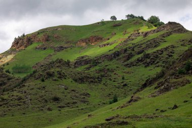 Mavi gökyüzü olan dağ manzarası. Yeşil tepelerin panoramik manzarası.