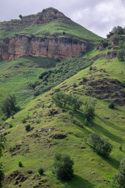 Mavi gökyüzü olan dağ manzarası. Yeşil tepelerin panoramik manzarası.