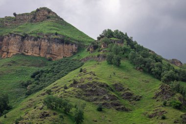 Mavi gökyüzü olan dağ manzarası. Yeşil tepelerin panoramik manzarası.