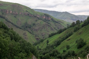 Mavi gökyüzü olan dağ manzarası. Yeşil tepelerin panoramik manzarası.