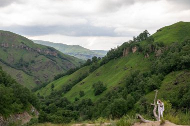 Mavi gökyüzü olan dağ manzarası. Yeşil tepelerin panoramik manzarası.
