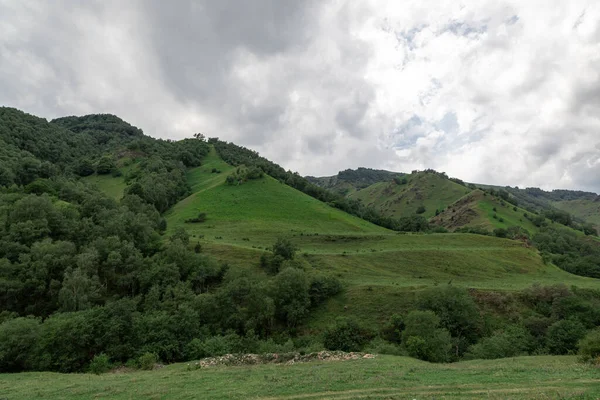 Horská Krajina Modrou Oblohou Panoramatický Výhled Zelené Kopce — Stock fotografie