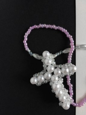 Siyah beyaz arka plan üzerinde boncuk bir haç.