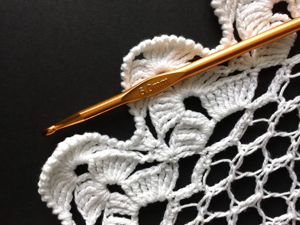 編み物 編み要素 ナプキンは白 — ストック写真
