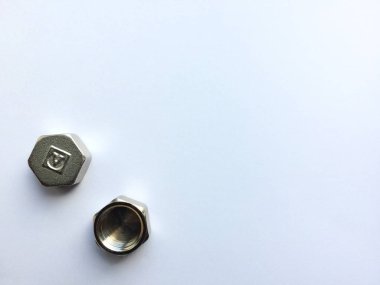 Masaya metal bağlayıcı koyun..