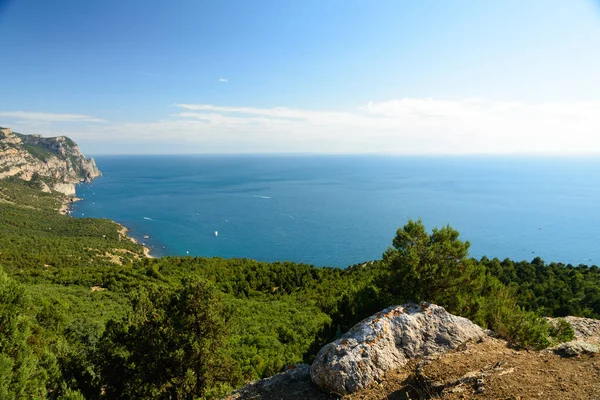 Balaklava Körfezi 'nin önünde deniz