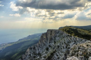 Karadeniz açıklarındaki Ai-Petri Dağı'nın yamacının kenarında.