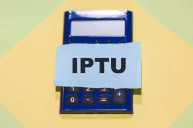 Ekranında IPTU yazan bir hesap makinesi