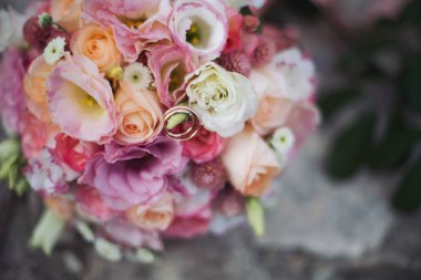 altın yüzük düğün ve düğün buketi