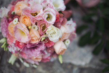 altın yüzük düğün ve düğün buketi