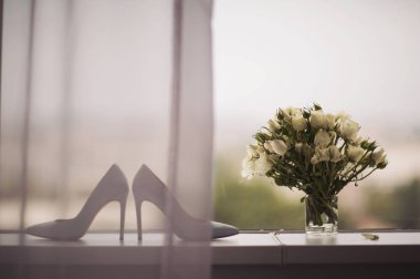 Gelin Ayakkabı ve buket kenarında duruyor