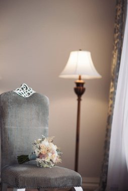 Güzel gelin buketi sandalye üzerinde doğal çiçek düğün