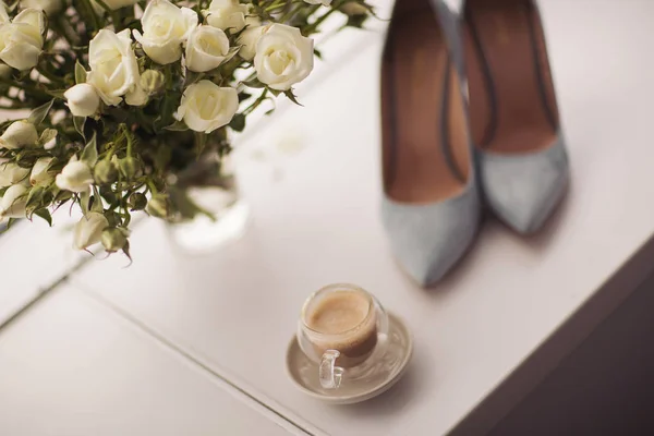 Bride Shoes Bouquet Stand Windowsill — Stock Photo, Image