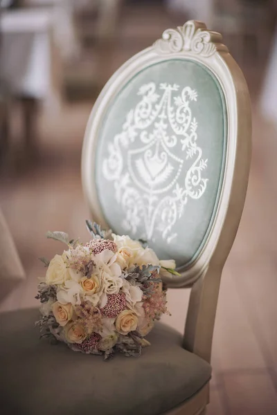 Весільний Красивий Весільний Букет Натуральних Квітів Стільці — стокове фото