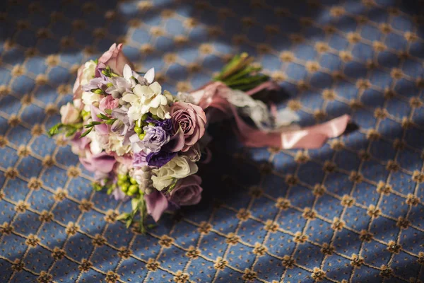 床に花嫁のウェディング ブーケ — ストック写真