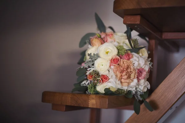 Photo Rapprochée Bouquet Nuptial Sur Les Escaliers Les Anneaux — Photo