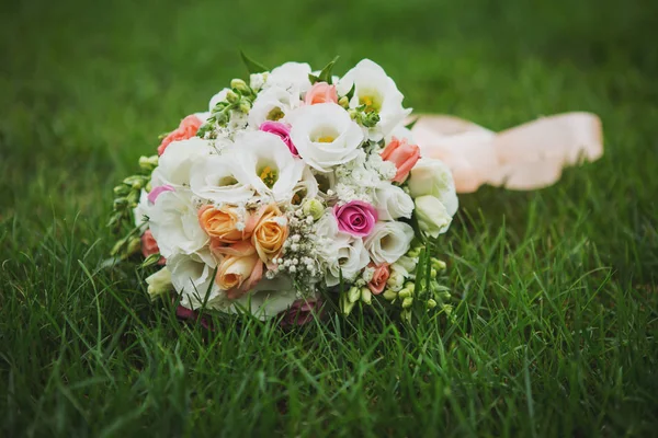 关闭在草地上的新娘花束的照片 — 图库照片