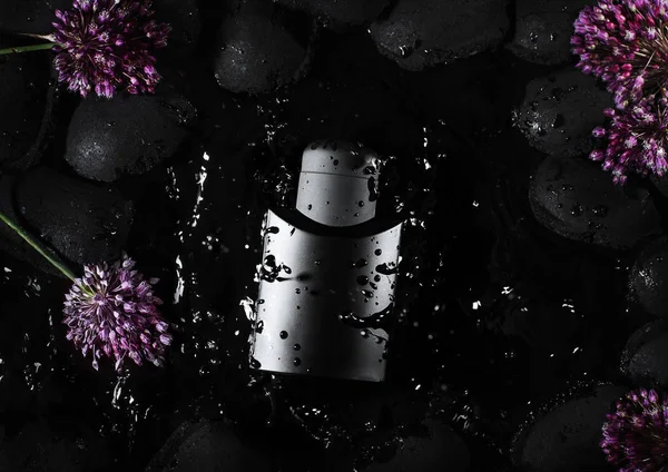 Arka plan siyah şişe parfüm siyah taş ve su damlaları