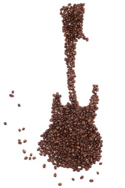 kahve çekirdekleri beyaz arka plan üzerinde yapılan gitar