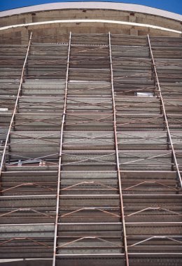 İnşaat, yapı iskeleleri ve beton altında yeni bina