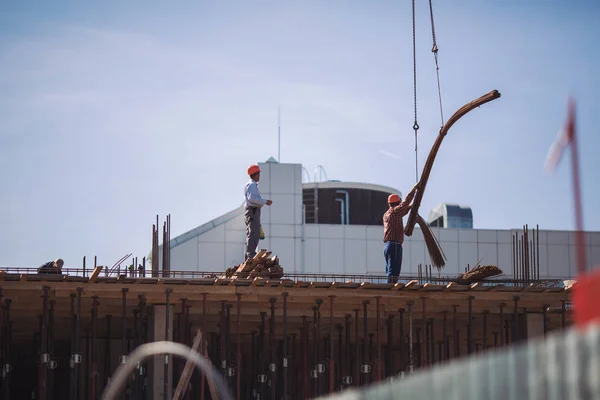 Yeni Bina Inşaat Işçiler Iskele Beton Altında — Stok fotoğraf