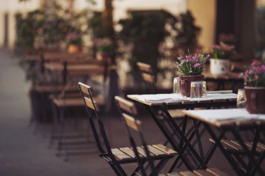 masa ve sandalye Avrupa'da kahve terasına sokak görünümü