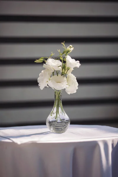 Buquê Flores Brancas Vaso Uma Mesa — Fotografia de Stock