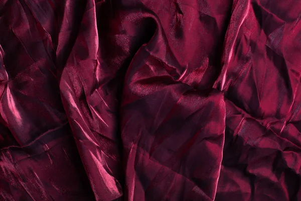 皱巴巴的丝绸或缎面布深红色 — 图库照片