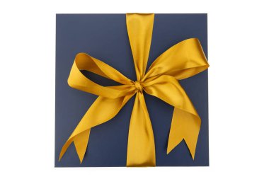Koyu lacivert hediye kutusu ve beyaz arka planda sarı kurdele. Üst görünüm.