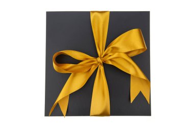 Beyaz arka planda sarı kurdeleli siyah hediye kutusu. Üst görünüm.