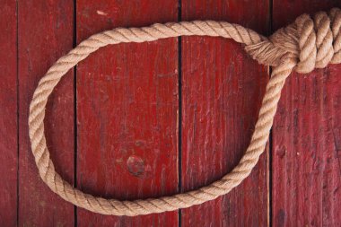 Tahtadaki halat düğümü. Eski kırmızı ahşap tahtada yazılı deniz düğümleri. Deniz ipiyle ahşap zemin.