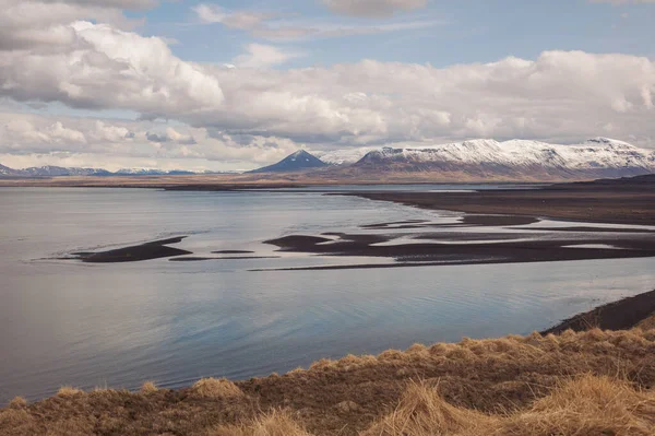 Havslandskap Island Utsikt Över Strand Och Berg Vattnet Klarblått Och — Stockfoto