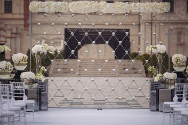 Bir sürü beyaz çiçekli düğün kemeri. Beyaz çiçeklerin düğün kemeri.