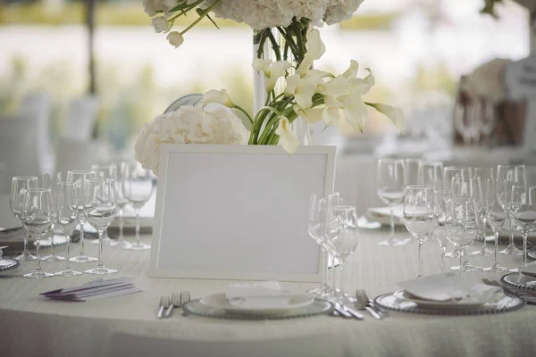 Ślub Bankiet Krzesła Okrągły Stół Dla Gości Serwowane Sztućcami Kwiaty — Zdjęcie stockowe