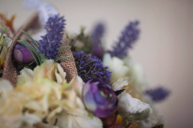 Renkli çiçek, gül, karanfil güzel buket. Yapay çiçekler. Dekoratif çiçekler. Ev için dekorasyon. - Yakın çekim. Seçici odak.