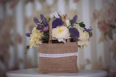 Renkli çiçek, gül, karanfil güzel buket. Yapay çiçekler. Dekoratif çiçekler. Ev için dekorasyon. - Yakın çekim. Seçici odak.