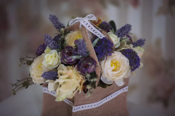 カラフルな花 カーネーションの美しい花束 人工の花 装飾的な花 家のための装飾 閉鎖だ 選択的焦点 — ストック写真