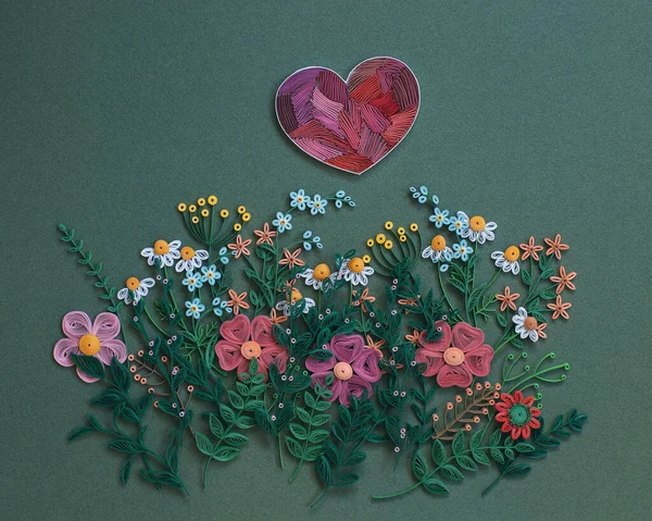 Coração Com Flores Papel Folhas Isoladas Fundo Papel Verde Vista — Fotografia de Stock