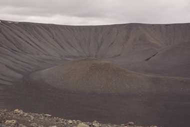 İzlanda 'daki Hverfjall Volkanik Krateri manzarası. İzlanda 'nın kuzeyindeki Myvatn bölgesinde Hverfjall krateri. 