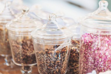 Baharat ve otlarla dolu renkli kavanozlar güneşli bir öğleden sonra kalabalık bir pazar caddesi boyunca ziyaretçileri zengin aromaları ve canlı renkleri keşfetmeye davet ediyor.