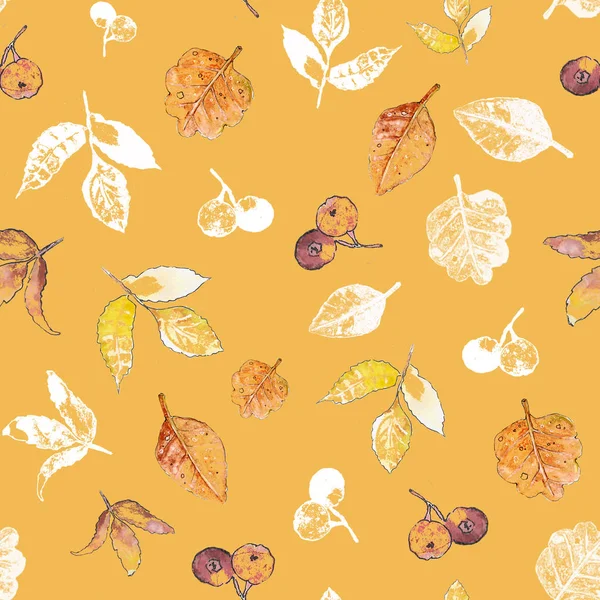 Autumn seamless pattern. Ilustrasi cat air buatan tangan. Daun tangan digambar sketsa. Pola musim gugur warna gaya sketsa. Desain untuk latar belakang, wallpaper, kemasan, pembungkus, kain — Stok Foto