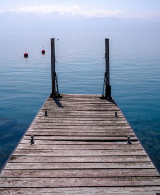 Tekne İskelesi Dock Boardwalk Clear Water Lake Mountain Backdro