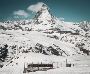 Füniküler İsviçre demiryolu treni ile Matterhorn Dağı