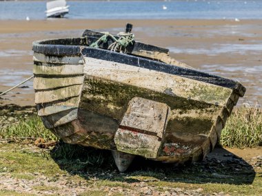 Karaya eski hırpalanmış terk edilmiş yıpranmış kirli balıkçı teknesi plaj