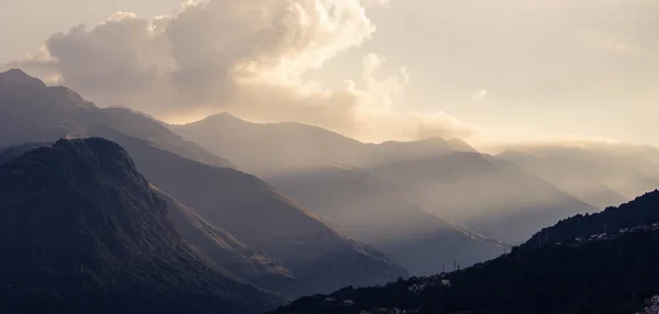 Hermosa puesta de sol rayos del sol colinas italianas montañas en el Lago de Como — Foto de Stock
