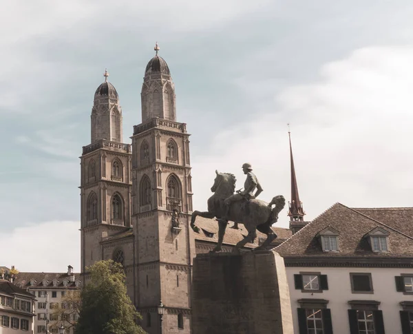 Großmünsterkirche mit Statue und Kirchtürmen — Stockfoto