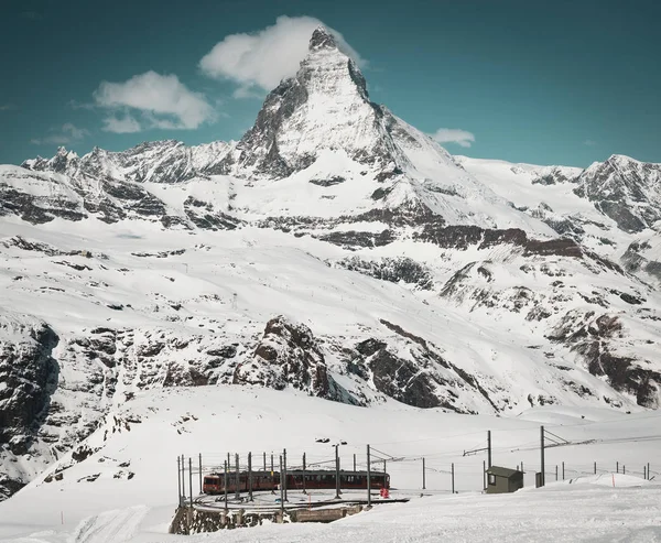 马特霍恩山与缆车瑞士铁路列车 — 图库照片