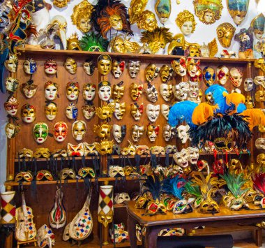 Venedik, İtalya - 2 AUG 2018: Geleneksel Venedik Maske Dükkanı