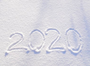 2020 metin taze kar doku arka plan üzerine yazılmış - kış tatili, Mutlu Noeller, Yeni Yıl kavramı Güneşli gün, gölgeler ile parlak ışık. Metin için kopyalama alanı olan karşılama kartı.