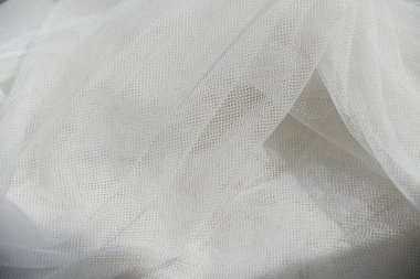 Düğün Beyaz İpek şeffaf kumaş. Soyut yumuşak şifon doku arka plan. Eğri ve dalga desenli yumuşak beyaz şifon.